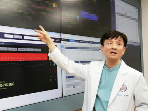 한림대성심병원에서 자체 개발하여 운영하고 있는 AI기반의 무선 웨어러블 환자모니터링 시스템(H-Connect)을 설명하고 있는 부정맥센터 임홍의 교수