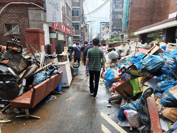 신림종합사회복지관 직원들이 2022년 관악구 신사동 침수피해 현장 복구 지원을 위해 방문